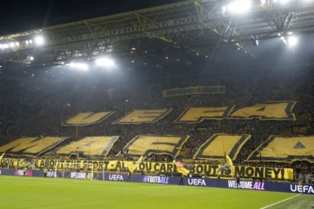 Aficionados del Borussia Dortmund critican la “mafia” de la UEFA con una pancarta gigante