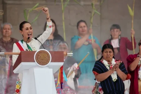 Sheinbaum arrancó su primer acto masivo en el Zócalo con 100 compromisos