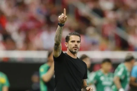 Fernando Gago dejará a Chivas para dirigir a Boca Juniors