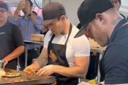 ‘Canelo’ Álvarez cambia los guantes por el mandil para ayudar en el negocio de su hermano en Guadalajara