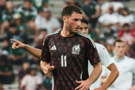 Santiago Giménez expresa su deseo de jugar junto a ‘Chicharito’ Hernández y lo defiende de críticas