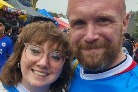 Adam Devonshire, bajista de la banda irlandesa Idles, se enamora de Cruz Azul y se tatúa a su mascota ‘Costalito’