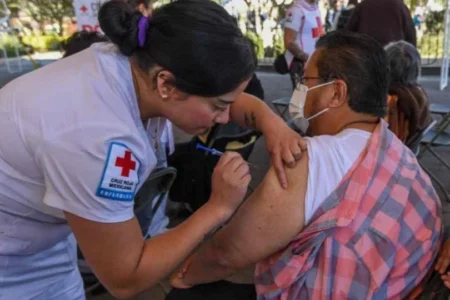 México aplicará 59 millones de dosis de vacunas contra la influenza y la Covid-19 para la temporada invernal 2024-2025