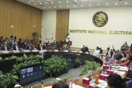 Sheinbaum afirma que la elección judicial “no está suspendida” por el INE