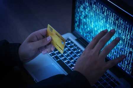 Condusef alerta sobre fraudes de “paquete” y “multas” que afectan a usuarios en México