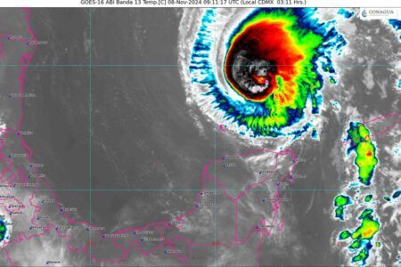 Desprendimientos nubosos del huracán Rafael generan lluvias y vientos fuertes en Quintana Roo