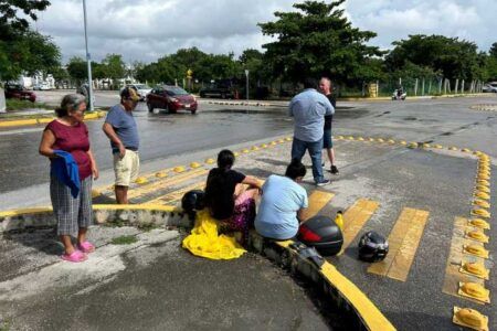 Conductor no cede el paso y arrolla a madre e hija en Playa del Carmen
