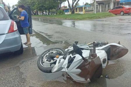 Motociclista se estrella contra un auto tras omisión de alto en Chetumal; conductora detenida