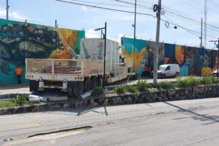 Camión de la CFE destruye ciclovía y causa caos vial en Playacar
