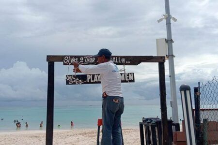 Retiran letreros turísticos de Playa del Carmen para mantenimiento previo a la temporada alta