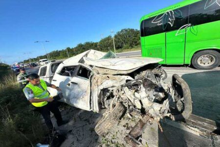 Camioneta sufre pérdida total tras chocar contra un poste en Playa del Carmen