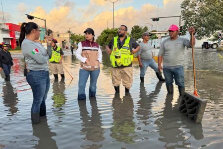 Estefanía Mercado atiende las zonas afectadas de Villas del Sol tras el paso de “Sara”