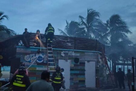 Se incendia palapa del hotel Sandos Caracol y Bomberos de Solidaridad controlaron el siniestro