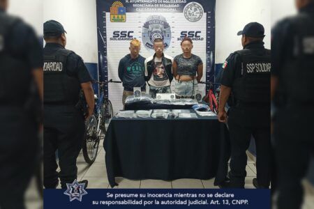 Aseguran a tres personas con narcóticos, celulares y réplicas de armas en Playa del Carmen