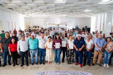 Firma Estefanía Mercado convenio con el Sindicato de Taxistas “Lázaro Cárdenas del Río”