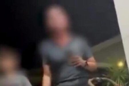 Graban a mujer insultando y amenazando a un menor en Jardines del Sur en Cancún