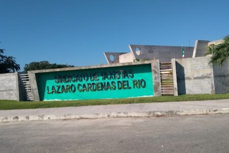La Fiscalía asegura vehículos en el Sindicato de Taxistas “Lázaro Cárdenas del Río” de Playa del Carmen por caso Xcaret