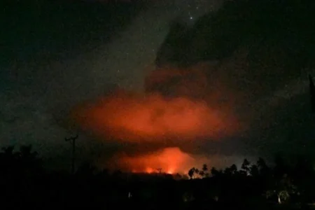 Al menos nueve muertos por erupciones del volcán Lewotobi Laki-Laki en Indonesia