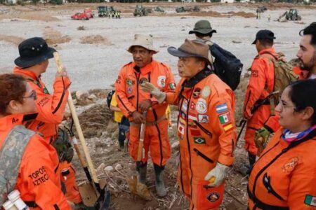 Brigadistas mexicanos apoyan en rescates en Valencia tras lluvias que dejaron al menos 219 muertos