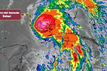 Huracán Rafael continúa en categoría 2 y causa lluvias en México