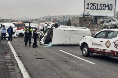 Accidente en la Autopista México-Pachuca provoca volcadura y circulación lenta