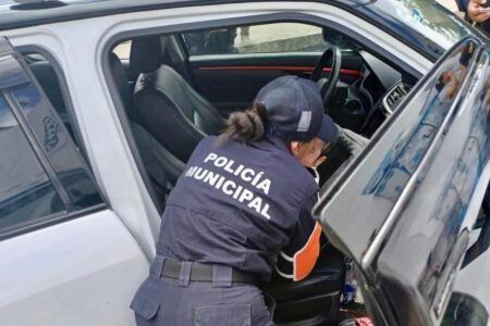 Rescate oportuno de menor atrapada en vehículo gracias a la rápida acción de Bomberos y GEAVIG