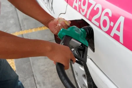 Gobierno se compromete a no aumentar precios de energéticos en términos reales durante seis años