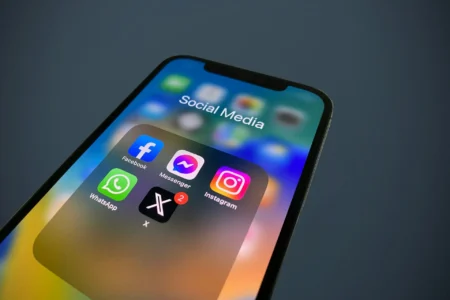 Australia aprueba ley que prohíbe redes sociales a menores de 16 años