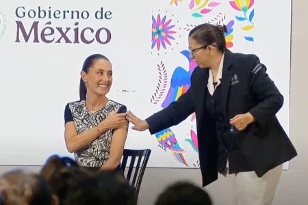 La presidenta Claudia Sheinbaum recibe la vacuna contra la influenza al concluir conferencia en Palacio Nacional