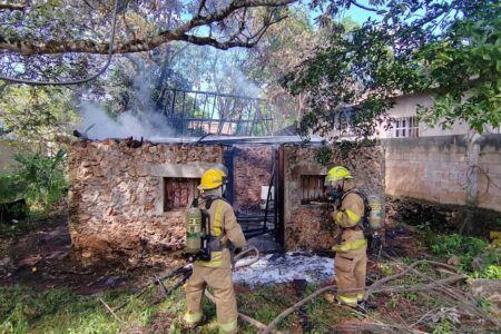 Incendio consume dos casas de material regional en la colonia Guadalupe, Carrillo Puerto