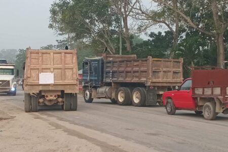 Transportistas bloquean vías en protesta por adeudos del Tren Maya