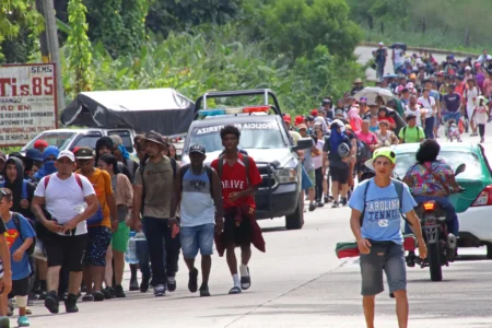 Caravana migrante parte de Tapachula rumbo a Estados Unidos