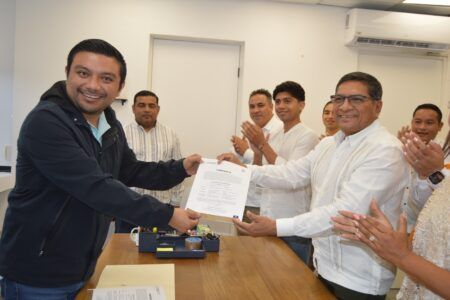 Candidatos a la alcaldía de Puerto Aventuras reciben constancia