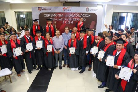 Se gradúan 23 delegadas y delegados de la CROC Quintana Roo como licenciados en derecho
