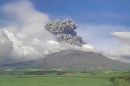 Autoridades filipinas evacúan a 87 mil personas por erupción del volcán Kanlaon