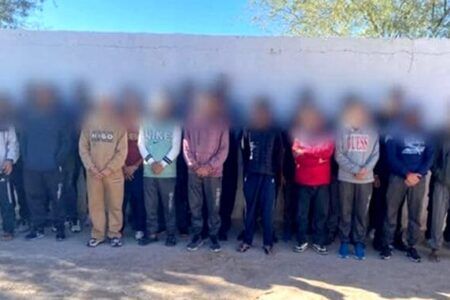 Rescatan a 36 migrantes y detienen a tres “polleros” en frontera de Sonora