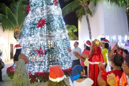 Encabezó Secretario Estatal de la CROC en Quintana Roo Martín de la Cruz, tradicional encendido del Árbol Navideño
