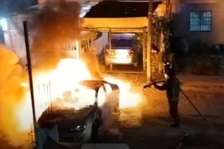 Incendio de vehículo en El Petén deja pérdida total y una persona lesionada
