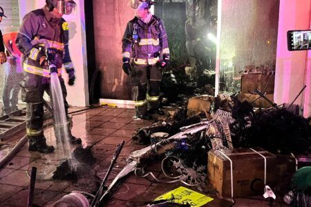 Incendio en local de artículos navideños moviliza a autoridades