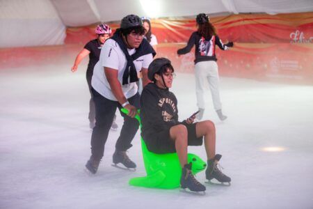 Disfrutan familias de Solidaridad de la pista de hielo en la Plaza 28 de Julio