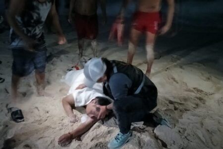 Rescatan con vida a joven arrastrado por la corriente en playa Delfines
