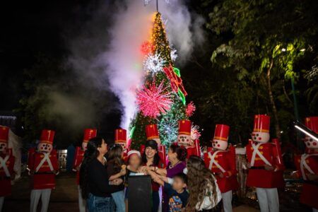 Llega la Navidad a Villas del Sol en Playa del Carmen con encendido de árbol y una pista de hielo