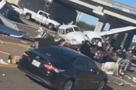 VIDEO | Avioneta se estrella contra tres vehículos en autopista de Victoria, Texas, dejando cuatro heridos