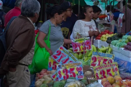 Analistas reducen pronóstico de inflación y aumentan expectativas de crecimiento económico para 2024
