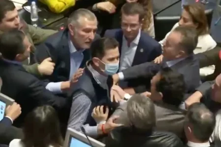 Enfrentamiento en el Senado: Mario Vázquez acusa amenazas y presenta denuncia penal