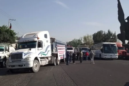 Transportistas bloquean autopistas México-Pachuca y México-Querétaro por incumplimiento de pagos del Tren Maya