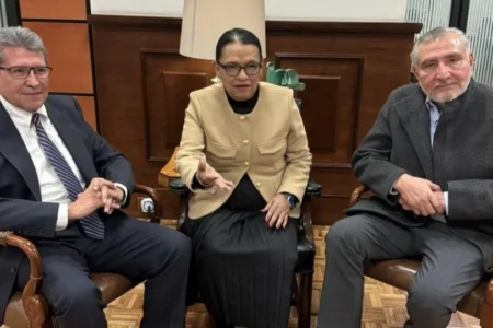 Sheinbaum recibe a coordinadores de Morena tras conflicto en el Congreso