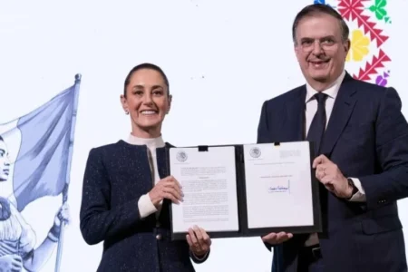 Sheinbaum firma decreto para incrementar los aranceles a la importación de textiles
