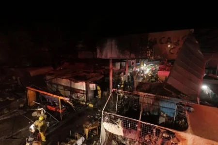 Incendio en el mercado central de Acapulco consume 31 locales