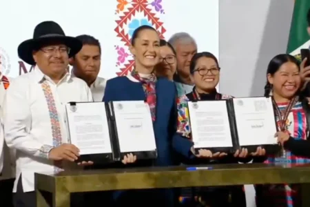 Sheinbaum firma la reforma indígena en 57 lenguas y una comisión de justicia para pueblos